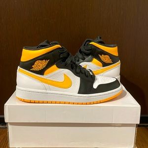 Nike women’s Air Jordan 1 Mid SE